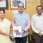 राज्यपाल रमेन डेका से छत्तीसगढ़ राज्य बाल अधिकार संरक्षण आयोग के अध्यक्ष ने की सौजन्य भेंट