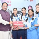 मुख्यमंत्री साय ने आकांक्षा विद्यालय में नीट जेईई कोचिंग के विद्यार्थियों से किया संवाद