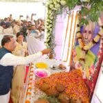 मुख्यमंत्री विष्णुदेव साय ने स्व मोहन कुंभकार को पुष्प अर्पित कर दी श्रद्धांजलि