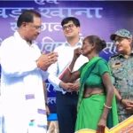 ग़लगम में आयोजित सुशासन तिहार के अवसर पर CM ने शम्मी दुर्गम को प्रधानमंत्री आवास योजना के अंतर्गत निर्मित पक्के मकान की सौंपी चाबी