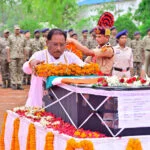 CM ने नक्सल मुठभेड़ में शहीद जवान मेहुल भाई को दी श्रद्धांजलि, शहीद मेहुल भाई के पार्थिव शरीर को कंधा देकर दी अंतिम विदाई