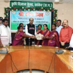 राज्यपाल रमेन डेका ने गौशाला का किया लोकार्पण, महिला स्वसहायता समूह के सदस्यों से की चर्चा