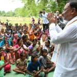 मुख्यमंत्री विष्णु देव साय बस्तर के नारायणपाल में लगाई चौपाल, जानी योजनाओं की जमीनी हकीकत