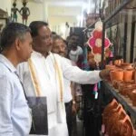 मुख्यमंत्री साय का शिल्प नगरी कोंडागांव के शबरी एंपोरियम पहुंचे बेलमेटल कलाकृतियों की सराहना
