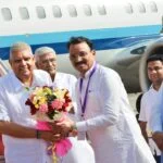 उपमुख्यमंत्री डॉ प्रेमचंद बैरवा ने उपराष्ट्रपति जगदीप धनखड़ के जयपुर पहुंचने पर एयरपोर्ट पर पुष्पगुच्छ भेंट कर किए स्वागत