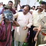 मुख्यमंत्री विष्णु देव साय ने चौपाल में अपने हाथों से दो युवाओं को पहनाया हेलमेट
