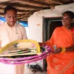 मुख्यमंत्री विष्णु देव साय ने कमार बस्ती में बांस शिल्प को सराहा: परिवार में शादी के लिए स्वयं खरीदे पर्रा, धुकना और सुपा