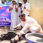मुख्यमंत्री साय ने राजमिस्त्री बनकर सोखता गड्ढे के लिए की ईंट जोड़ाई