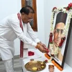 मुख्यमंत्री विष्णु देव साय ने वीर सावरकर की जयंती पर पुष्प अर्पित कर उन्हें किया नमन