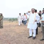 मुख्यमंत्री ने 220 करोड़ रूपए की लागत से बन रही सिद्धबाबा सिंचाई जलाशय परियोजना का किया निरीक्षण