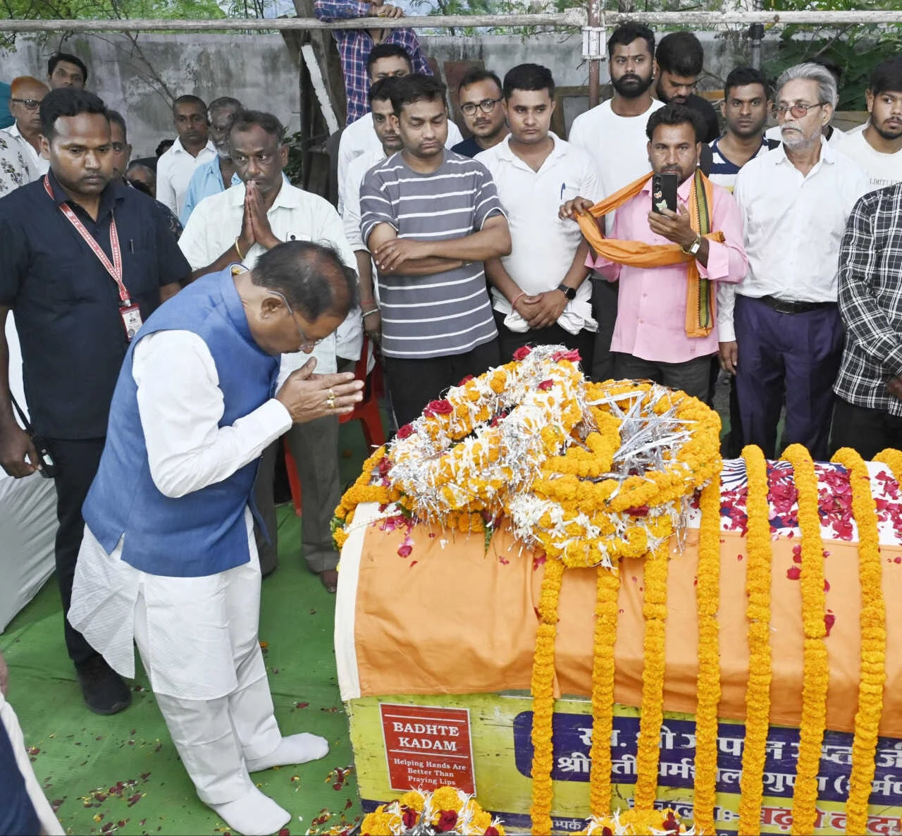मुख्यमंत्री विष्णु देव साय ने शहीद एएसपी आकाश राव गिरपुंजे के निवास पहुंचकर दी श्रद्धांजलि