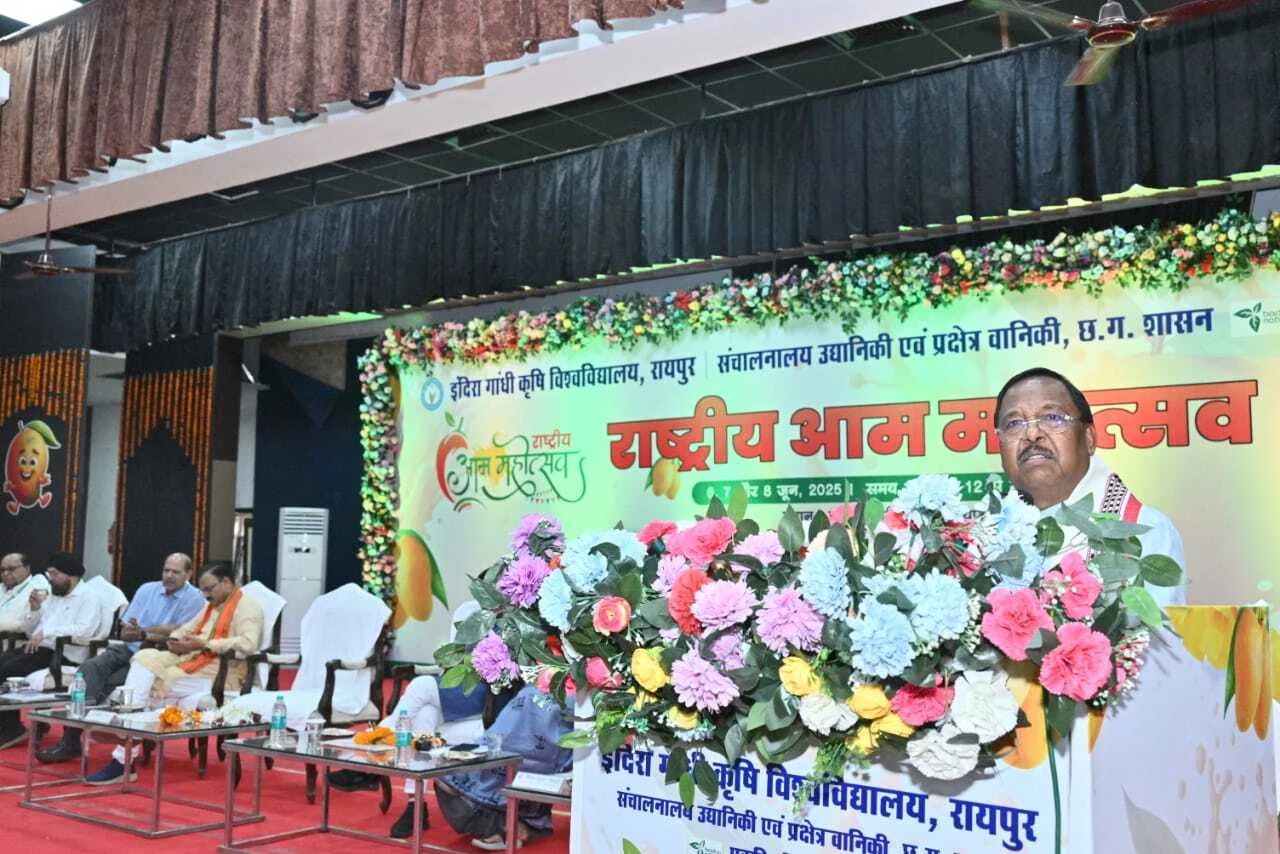 चार दिवसीय राष्ट्रीय आम महोत्सव के समारोह मे शामिल हुए कृषि विकास मंत्री