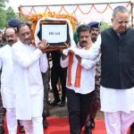 CM ने शहीद एएसपी आकाश राव गिरपुंजे को दी श्रद्धांजलि, पार्थिव शरीर को कंधा देकर दी अंतिम विदाई