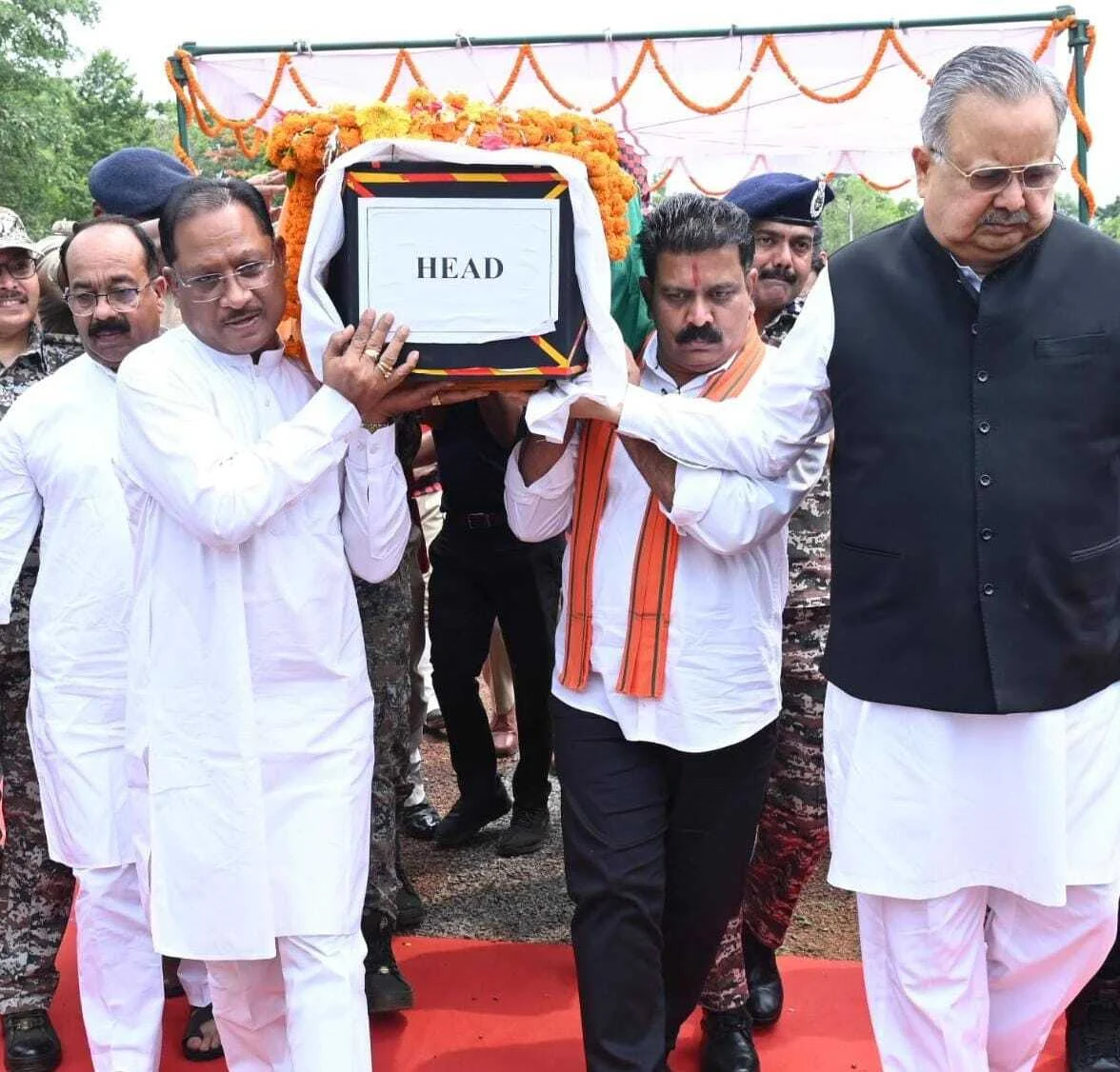 CM ने शहीद एएसपी आकाश राव गिरपुंजे को दी श्रद्धांजलि, पार्थिव शरीर को कंधा देकर दी अंतिम विदाई