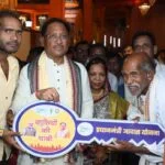 संतु चक्रेस को मिला सपनों का आशियाना, CM से पक्के मकान की चाबी पाकर भावुक हुए बुजुर्ग