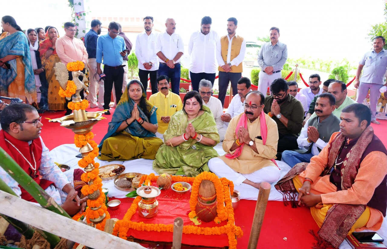 अरुण साव ने हल और कृषि औजारों की पूजा,  प्रदेशवासियों को दी हरेली की शुभकामनाएं